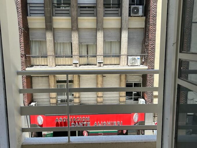 Monoambiente com balcon en zona de facultades