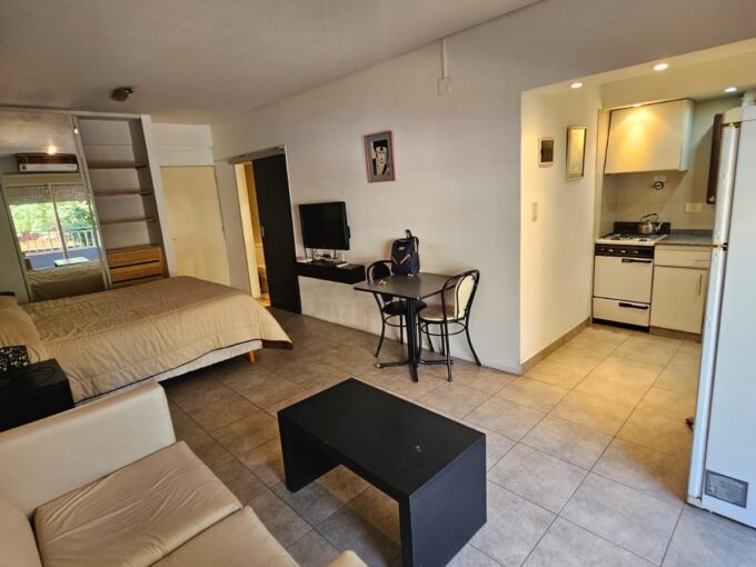 Monoambiente con balcon en villa Urquiza