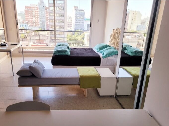 Monoambiente amueblado con balcón y amenities en microcentro