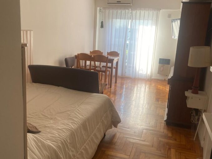 Monoambiente amueblado con balcón en Palermo